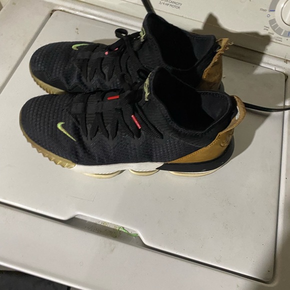 Nikes - Picture 3 of 4